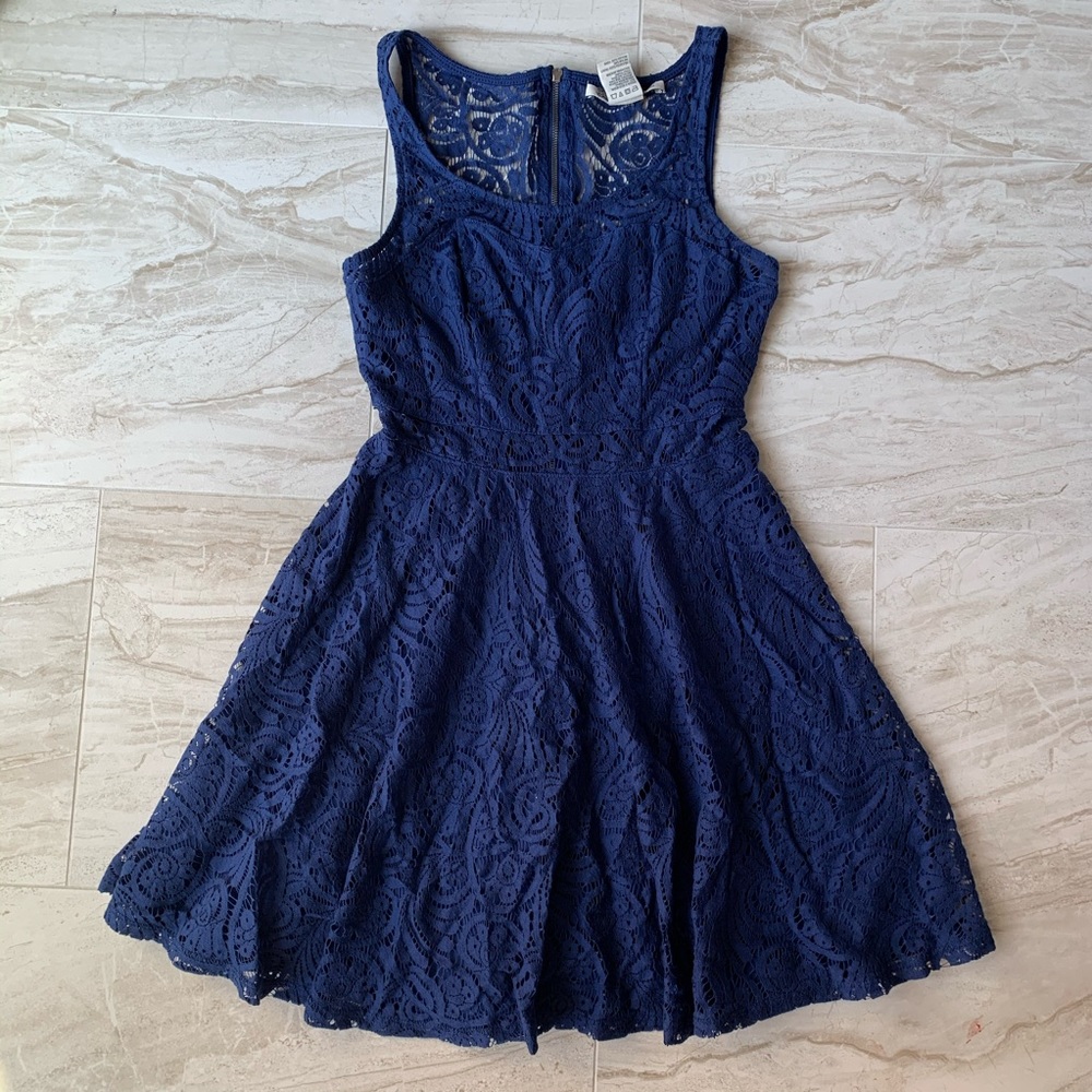 Lace design dress with a-line skirt